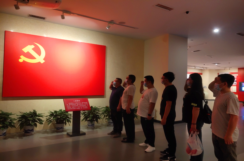 仙桃公司開展“追尋紅色足記、強(qiáng)化黨性修養(yǎng)”紅色教育活動圖1.png