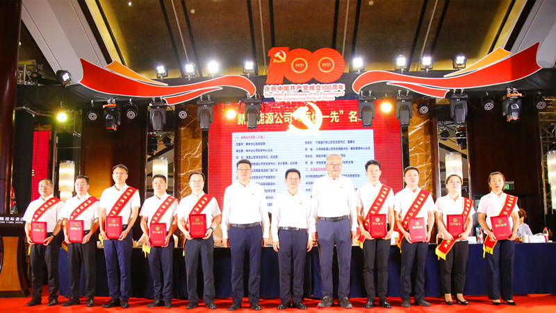 黃崗、劉新成、李強(qiáng)頒獎(jiǎng)-配圖.jpg