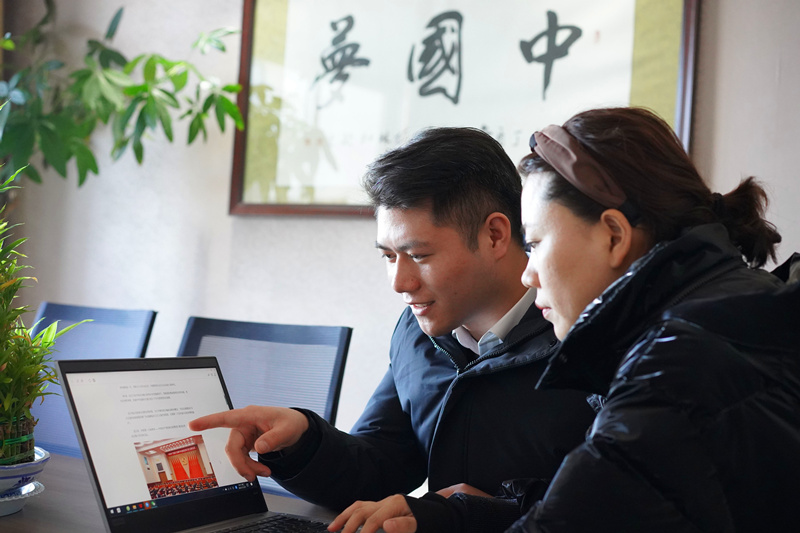 神木分公司充分利用微信公眾號服務(wù)平臺，及時發(fā)布中共十九屆六中全會精神學(xué)習(xí)的內(nèi)容，引導(dǎo)全體員工通過學(xué)習(xí)要堅決貫徹黨中央決策部署，完整、準(zhǔn)確、全面貫徹新發(fā)展理念，解放思想、深化改革、凝心聚力、擔(dān)當(dāng)實干。_副本.jpg
