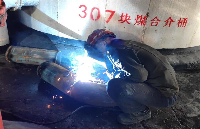 平凡的職業(yè)，不平凡的貢獻—最美檢修人-2.png