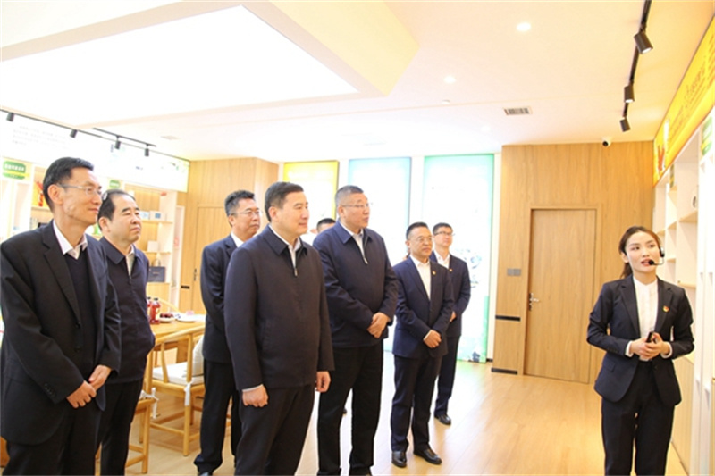 張文琪五一假期輕車(chē)簡(jiǎn)從深入陜北企業(yè)檢查安全生產(chǎn)并慰問(wèn)在崗干部職工1.jpg