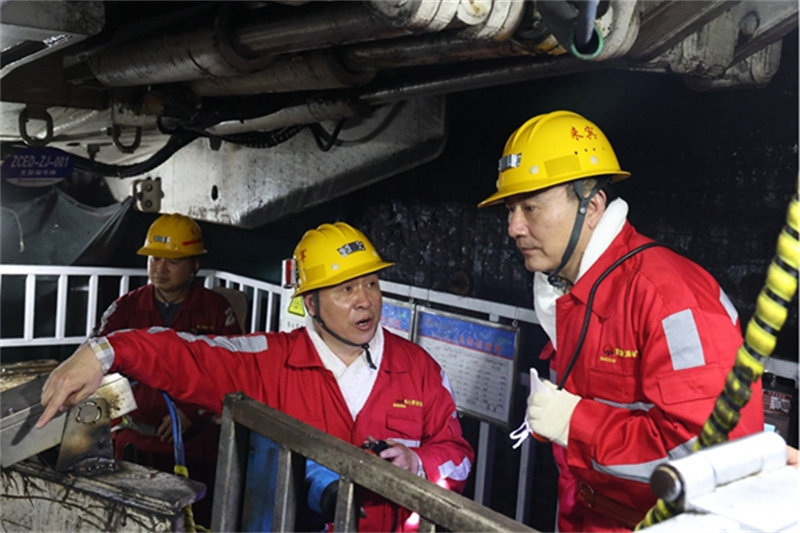 張文琪五一假期輕車(chē)簡(jiǎn)從深入陜北企業(yè)檢查安全生產(chǎn)并慰問(wèn)在崗干部職工4.jpg