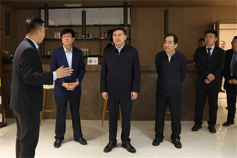 張文琪五一假期輕車(chē)簡(jiǎn)從深入陜北企業(yè)檢查安全生產(chǎn)并慰問(wèn)在崗干部職工5.jpg
