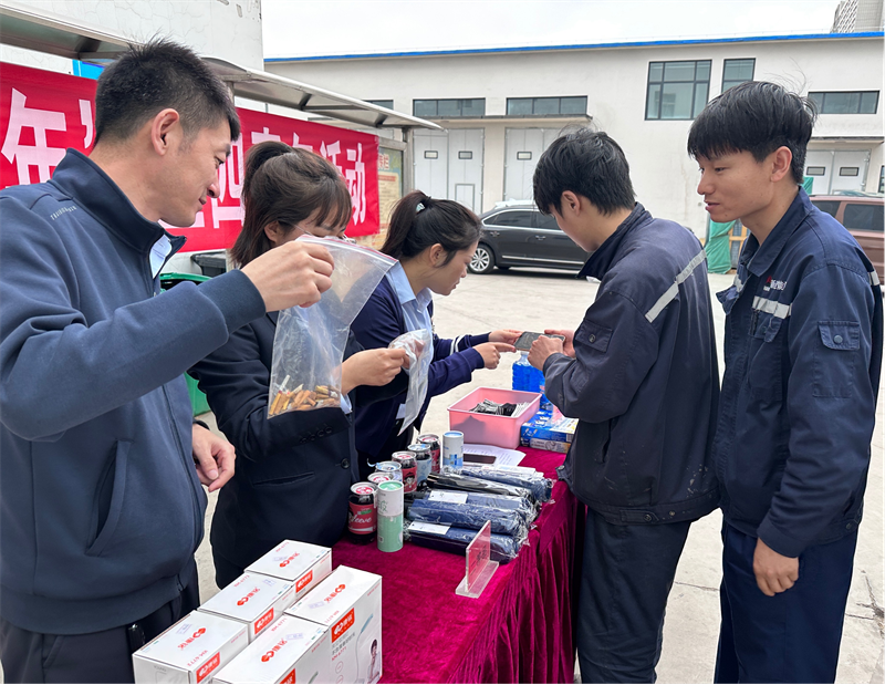 神木分公司曹家灘運營中心團支部開展“煙頭換禮，做文明青年”活動2.png
