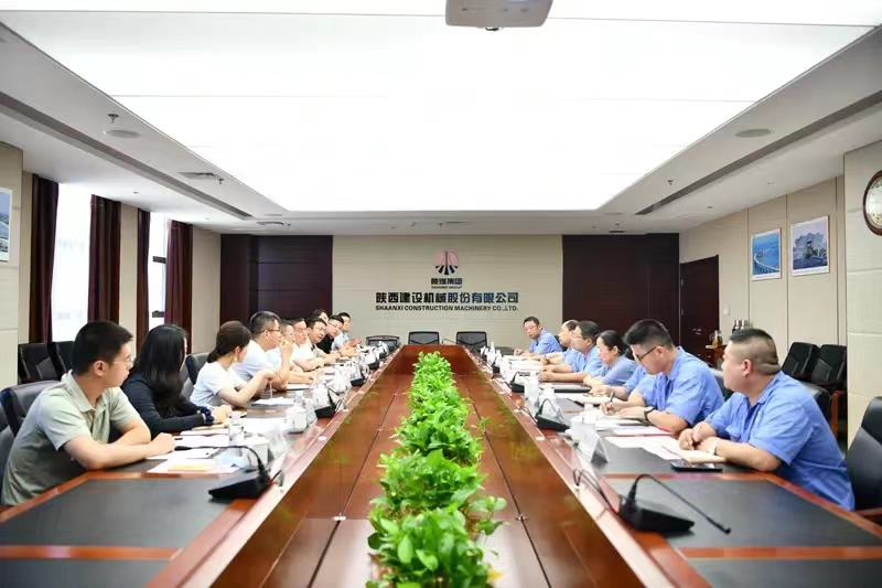 公司黨委委員、財(cái)務(wù)總監(jiān)胡大偉到陜建機(jī)股份交流座談